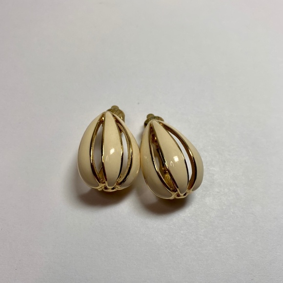 Vintage 1950's Tifari Earrings Cream Gold Tone Petal Drop Clip On 1 inch Jewelry - Picture 1 of 12